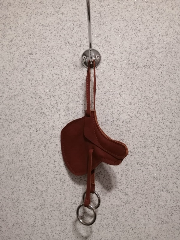 Брелок из натуральной кожи "седло"