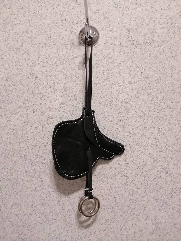 Брелок из натуральной кожи "седло"