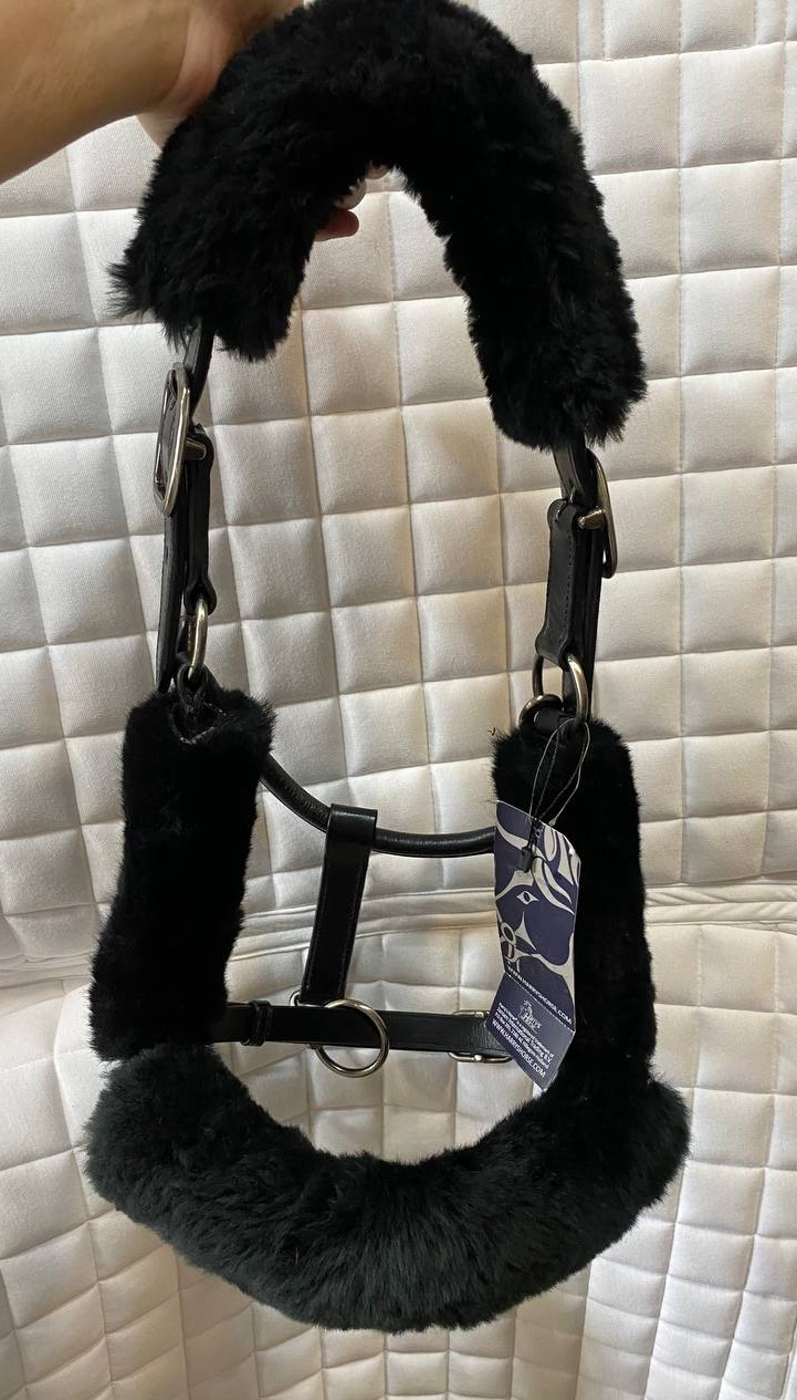 Недоуздок кожаный для лошади с натуральным мехом Harry's Horse, цвет черный.