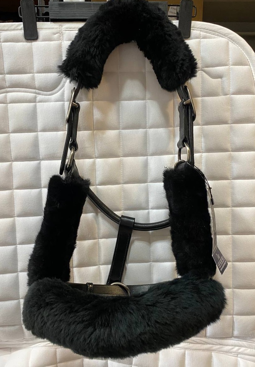 Недоуздок кожаный для лошади с натуральным мехом Harry's Horse, цвет черный.