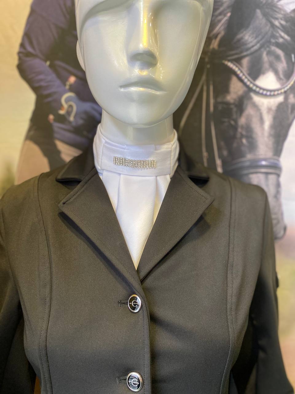 Манишка/Галстук детская для выступлений на соревнованиях по конному спорту, застежка на липучке с украшением, цвет белый.