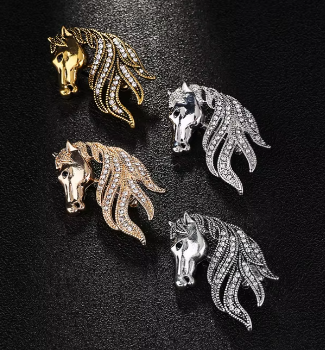Брошь в виде головы  лошади с гривой из страз