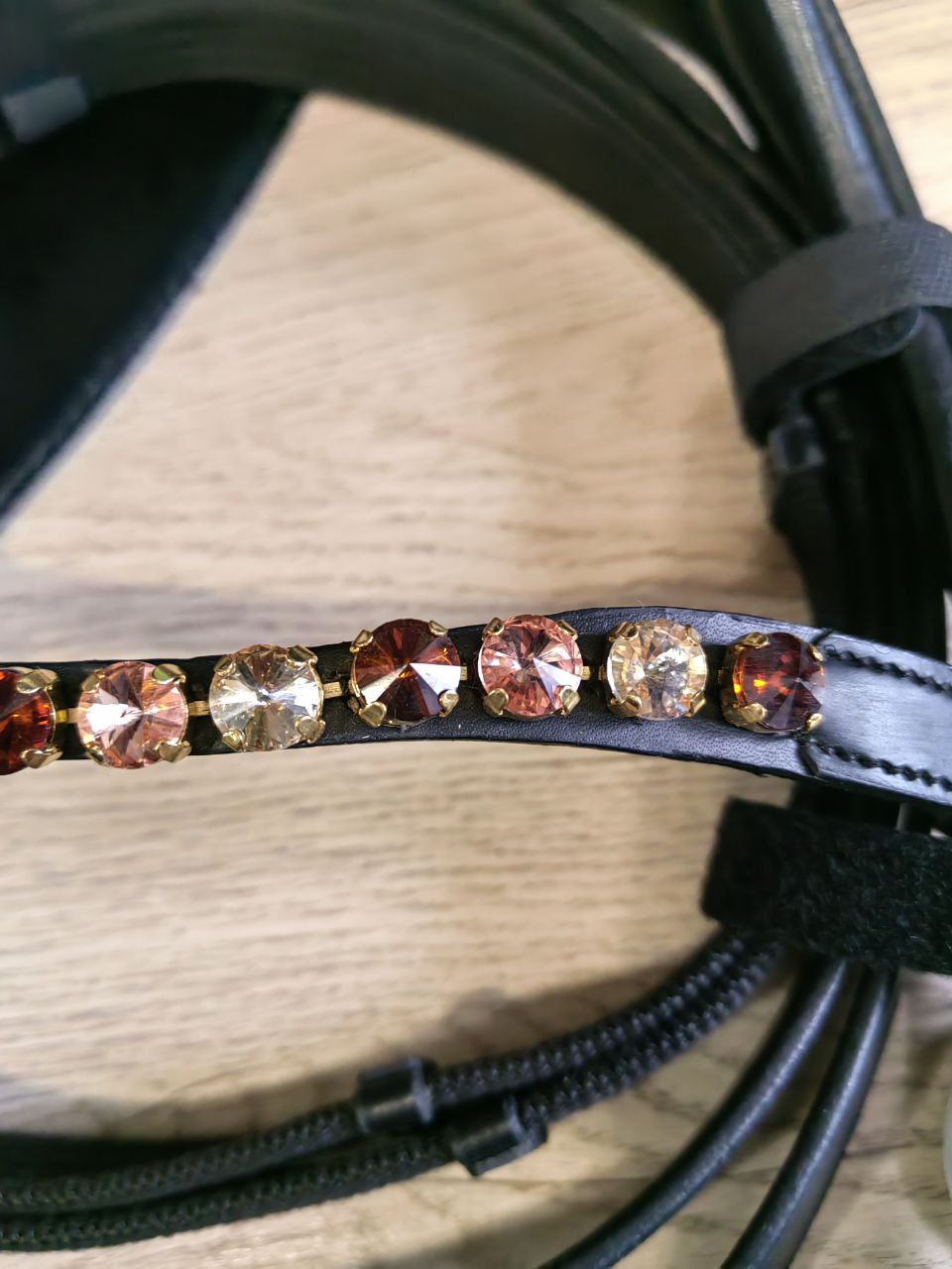 Уздечка для лошади анатомическая X-LINE GOLDHEART Waldhausen с камнями, размер FULL.